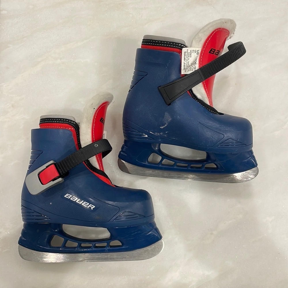 Kids Bauer plastic skates with liner, size 6/7
